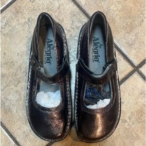 ALGERIA SHINY SILVER SHOES!!! LIKE NEW!! SZ 38